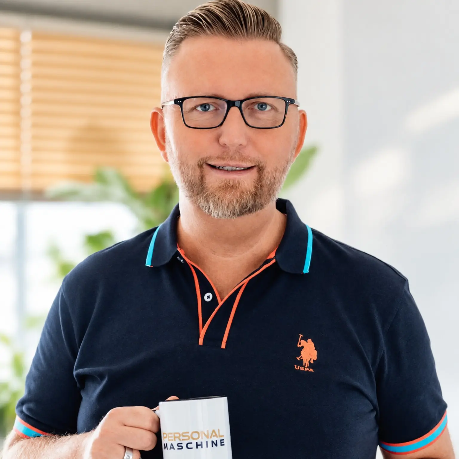 Sascha Frenz mit einer Tasse der Personalmaschine